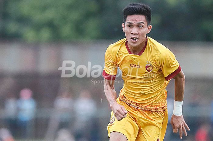 Aksi penyerang Sriwijaya FC, Yogi Rahadian, saat tampil melawan Cilegon United dalam laga uji coba di Stadion Krakatau Steel, Cilegon, Banten, Kamis (11/1/2018).