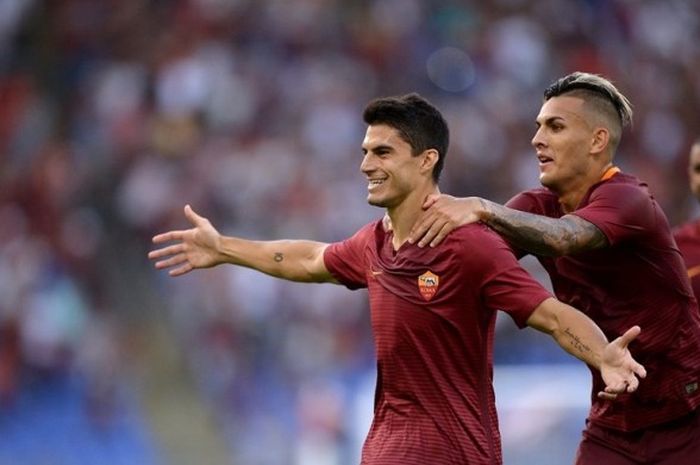 Diego Perotti (kiri) merayakan gol AS Roma ke gawang Udinese pada partai Serie A di Stadion Olimpico, Sabtu (20/8/2016).