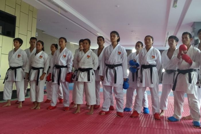 Tim nasional karate Indonesia untuk SEA Games 2017 bersiap menyambut kunjungan Menteri Pemuda dan Olahraga Republik Indonesia (Menpora RI) Imam Nahrawi di hall latihan di Permata Hijau, Jakarta Selatan, Jumat (9/6/2017).