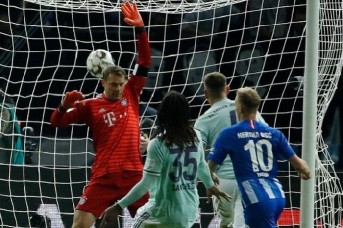 Penjaga gawang Bayern Muenchen, Manuel Neuer, tak kuasa menahan bola yang dilesakkan oleh pemain Hertha Berlin, Ondrej Duda, saat kedua tim bertarung di Bundesliga Liga Jerman, di Stadion Olympic, Berlin, pada 28 September 2018.