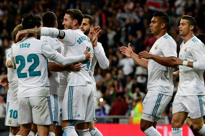 Para pemain Real Madrid merayakan gol yang dicetak ke gawang Eibar dalam laga Liga Spanyol di Stadion Santiago Bernabeu, Madrid, pada 22 Oktober 2017.