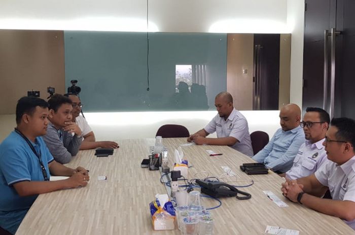 Kunjungan Asprov PSSI Jakarta ke kantor tim media olahraga Kompas Gramedia, Rabu (18/7/2018).