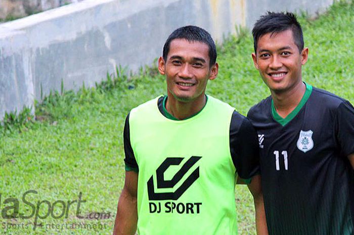 Dua pemain PSMS Medan, Legimin Rahardjo (kiri) dan Choiril Hidayat, berpose saat sesi latihan tim.