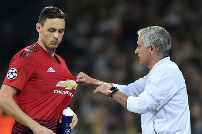 Pelatih Manchester United, Jose Mourinho (kanan), berbicara dengan Nemanja Matic dalam laga Grup H Liga Champions melawan Young Boys di Stade de Suisse, Bern, Swiss pada 19 September 2018.