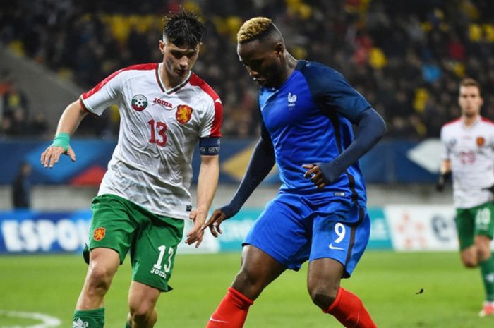 Striker Prancis, Moussa Dembele (kanan), berduel dengan pemain Bulgaria, Stefan Velekov, dalam laga Kualifikasi Piala Eropa U-21 2019 di Stadion MMArena, Le Mans, Prancis, pada 9 November 2017.