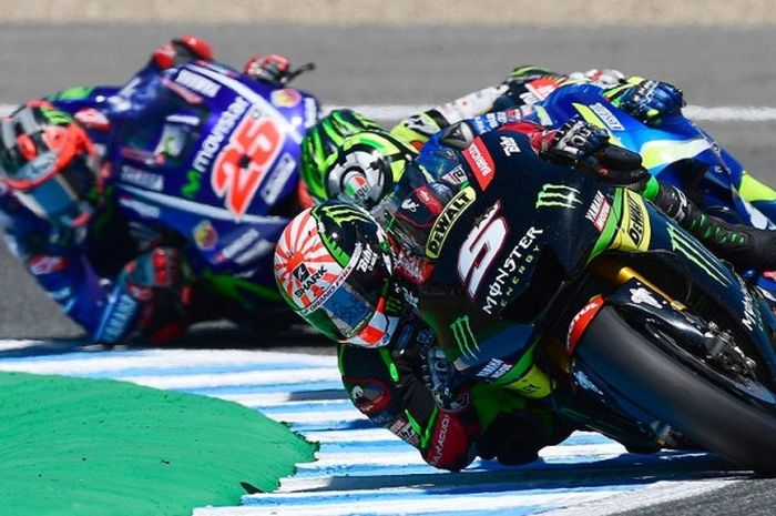 Aksi pebalap Monster Yamaha Tech 3, Johann Zarco (depan), saat melibas tikungan di Sirkuit Jerez, Spanyol, dalam lomba GP Spanyol, (7/5/2017).