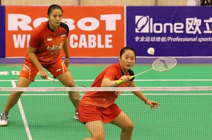 Pasangan ganda putri Indonesia, Anggia Shitta Awanda/Tiara Rosalia Nuraidah, mengembalikan kok dari pasangan Malaysia, Lee Meng Yean/Chow Mei Kuan. Anggia/Tiara menang 21-19, 21-19 pada partai keempat penyisihan Grup B Kejuaraan Asia Beregu yang berlangsung di  Nguyen Du Cultural Sport Club, Ho Chi Minh City, Vietnam, Kamis (16/2/2017). 