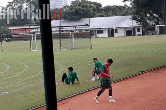 Gelandang Timnas U-22, Evan Dimas, terlihat langsung beristirahat setelah mengalami cedera di bagian engkel kirinya saat berlatih di Lapangan SPH Karawaci, Rabu (9/8/2017)