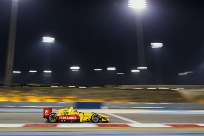 Pebalap Pertamina Arden dari Indonesia, Sean Gelael, memacu mobilnya pada sesi kuaifikasi GP Bahrain di Sirkuit Internasional Bahrain, Sakhir, Jumat (15/4/2017)(FIA FORMULA 2)