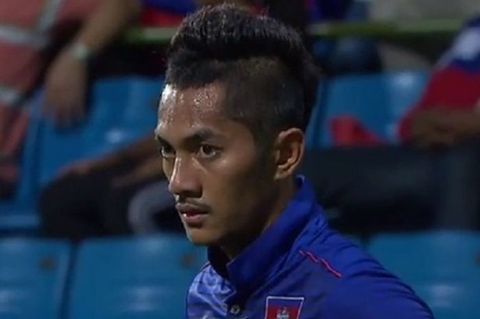Penyerang Kamboja, Prak Mony Udom mencetak tiga gol ke gawang Brunei di Stadion Olimpiade, Phnom Penh pada laga Selasa (18/10/2016) malam.
