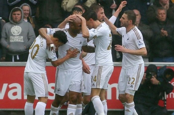 Striker Swansea City, Andre Ayew (kedua dari kiri), melakukan selebrasi usai mencetak gol pembuka kemenangan timnya atas Liverpool di Stadion Liberty, Minggu (1/5/2016) malam WIB. 