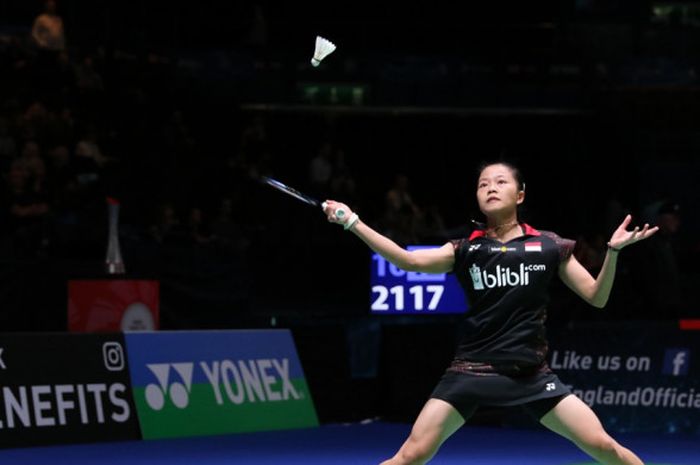 Pebulu tangkis tunggal putri nasional Indonesia, Fitriani, mengembalikan shuttlecock dari lawannya, Soniia Cheah (Malaysia), pada babak kesatu turnamen All England Open 2018 di Arena Birmingham, Birmingham, Inggris, Rabu (14/3/2018).