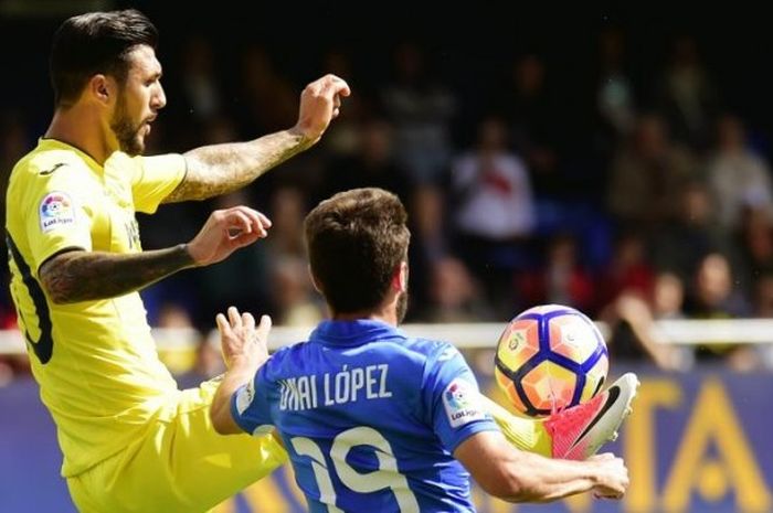 Gelandang Villarreal, Roberto Soriano (kiri), sedang berduel dengan Unai Lopez (Leganes) dalam pertandingan antara Villarreal vs Leganes, 22 April 2017.