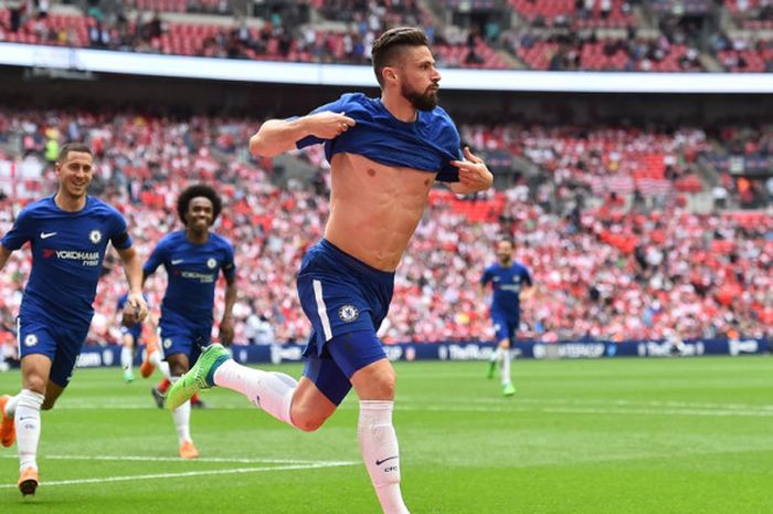 Striker Chelsea, Olivier Giroud, merayakan gol yang dicetak ke gawang Southampton dalam laga semifinal Piala FA di Stadion Wembley, London, Inggris pada 22 April 2018.