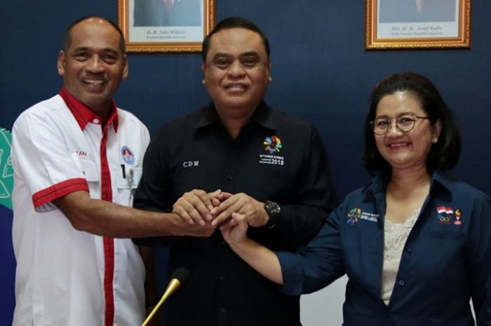 Dari kiri ke kanan, Mulyana (Deputi IV Kemenpora), Syafruddin (Cdm kontingen Indonesia untuk Asian Games, dan Helen Sarita (Plt Sekjen KOI) berpose seusai rapat konsolidasi internal, Kamis (2/8/2018) di Sekretariat CDM STIK-PTIK, Jakarta, Kamis (2/8/2018).