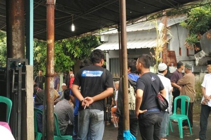 Rumah mendiang Achmad Kurniawan di Jalan Haji Moong, Pasar Rebo, Jakarta Timur, mulai dipadati pelayat, Rabu (11/1/2017).