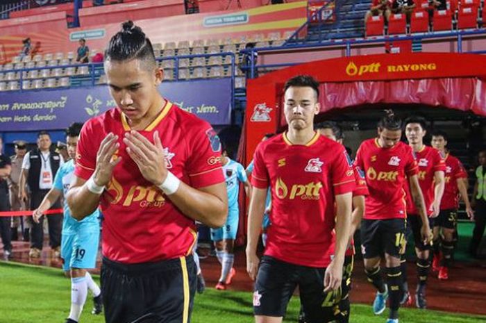 Pemain asal Indonesia yang membela PTT Rayong, Ryuji Utomo (depan) jelang laga timnya kontra Thai Honda pada lanjutan Liga Thailand 2 2018 di Stadion PTT, 31 Maret 2018. 