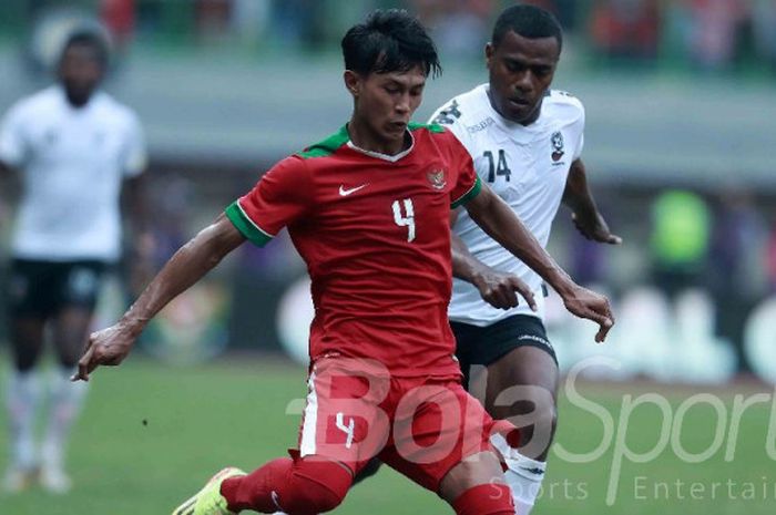 Pemain timnas Indonesia, Johan Ahmat Farizi, beraksi pada laga persahabatan internasional kontra Fiji di Stadion Candrabhaga, Bekasi, pada Sabtu (2/9/2017).