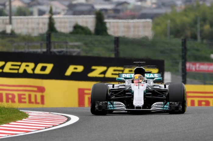 Pebalap Mercedes dari Inggris, Lewis Hamilton, saat menjalani sesi latihan ketiga GP Jepang di Sirkuit Suzuka, Sabtu (7/10/2017).