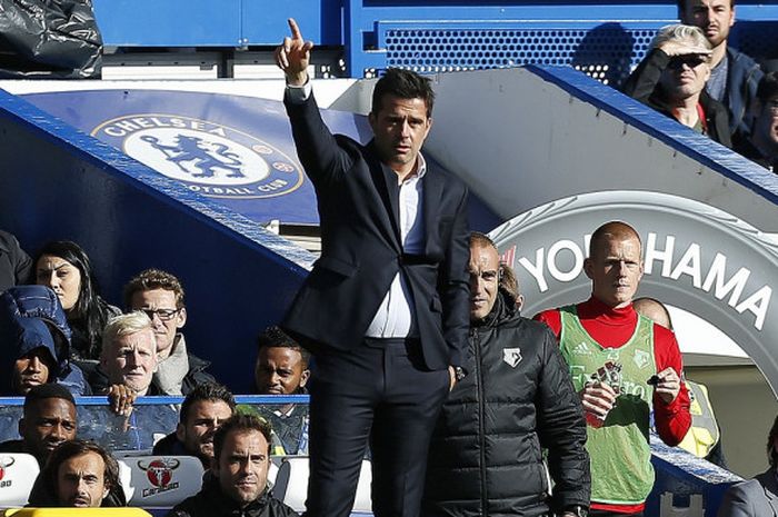 Manajer Watford, Marco Silva, memberikan instruksi kepada anak-anak asuhnya dalam laga Liga Inggris kontra Chelsea di Stadion Stamford Bridge, London, pada 21 Oktober 2017.