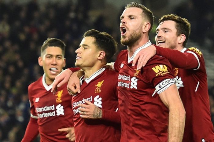   Pemain Liverpool FC, Roberto Firmino, Philippe Coutinho, Jordan Henderson, dan Andrew Robertson merayakan gol timnya ke gawang Brighton dalam laga Liga Inggris di Stadion Amex, Brighton, pada 2 Desember 2017.  