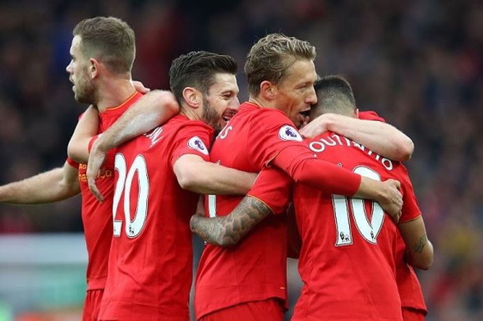 Gelandang Liverpool, Phillipe Coutinho melakukan selebrasi dengan rekan timnya setelah mencetak gol ke gawang Watford dalam laga Premier League di Anfield, 06 November 2016. 