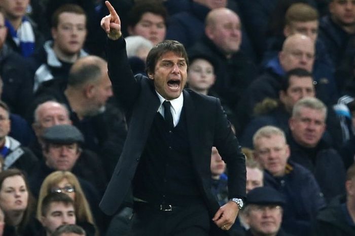 Manajer Chelsea, Antonio Conte, memberikan instruksi kepada para pemainnya dalam pertandingan Premier League 2016-2017 menghadapi Stoke City di Stamford Bridge, London, Inggris, pada 31 Desember 2016.