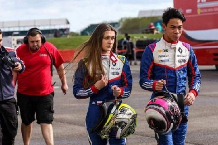 Pebalap Indonesia, Presley Martono (kanan), berjalan bersama rekan satu timnya di Mark Burdett Motorsport, Julia Pankiewicz (Polandia), pada seri kedua Formula Renault 2.0 Eurocup yang berlangsung di Sirkuit Silverstone, Inggris, 12-14 Mei 2017