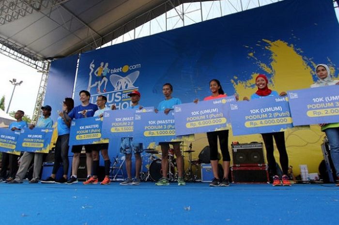 Para pelari yang sukses memenangkan lomba Tiket.com Kudus Relay Marathon 2018 di kategori 10K.