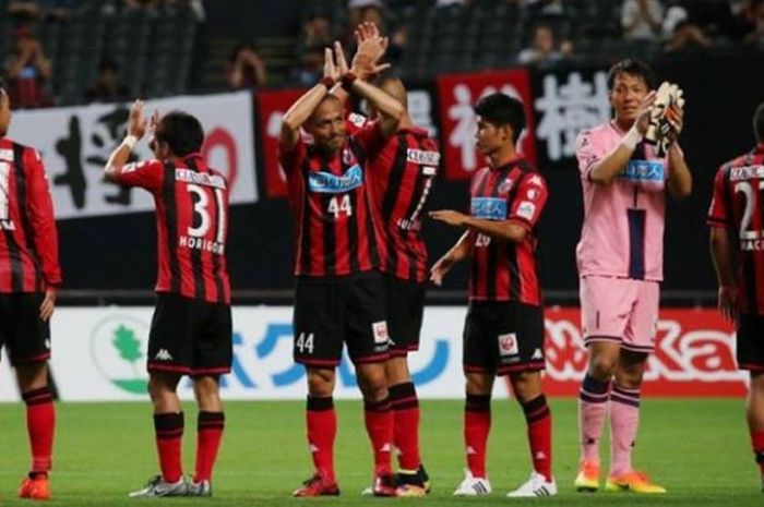 Dipimpin pemain senior Shinji Ono (44), para pemain Consadole Sapporo memberikan aplaus ke pendukungnya seusai melumat lima gol tanpa balas tamunya FC Gifu di Sapporo Dome, Senin (25/7/2016). 