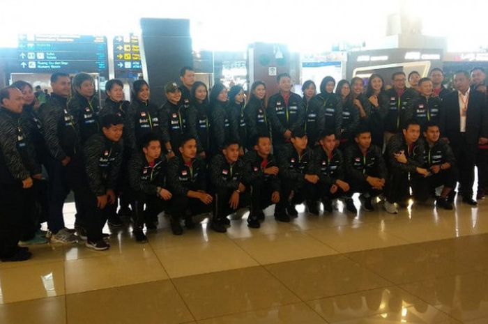  Tim Piala Thomas dan Uber Indonesia berfoto di Bandara Soekarno-Hatta, Tangerang, jelang keberangkatan ke Bangkok, Thailand, Rabu (16/5/2018) pagi. 