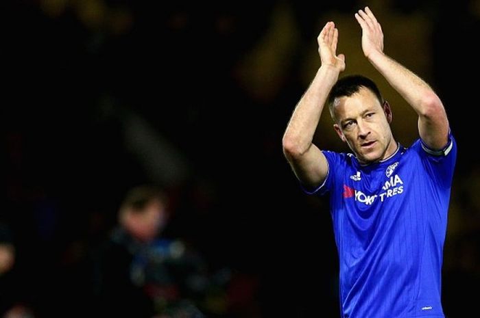 Kapten Chelsea, John Terry, memberi sambutan kepada fans usai pertandingan Premier League 2015-2016 menghadapi Watford di Vicarage Road, Watford, Inggris, pada 3 Februari 2016.