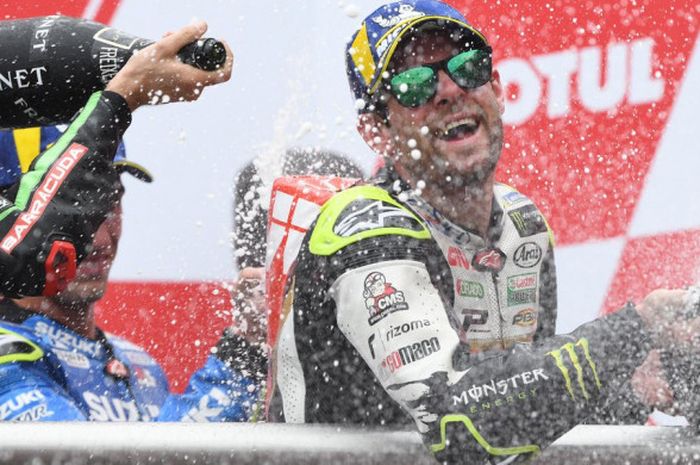 Pebalap LCR Honda, Cal Crutchlow, merayakan kemenangannya pada seri balap kedua GP Argentina di Autodromo Termas de Rio Hondo, Minggu (8/4/2018).