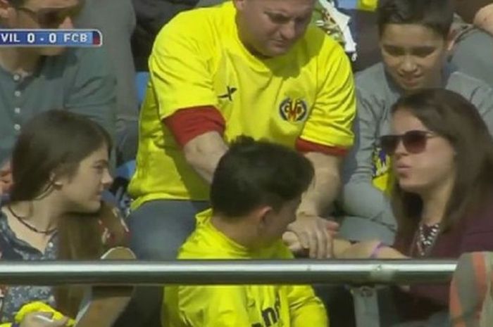 Raquel Tajuelo (kanan), merasa kesakitan usai terkena tendangan Lionel Messi dalam pertandingan La Liga di Stadion El Madrigal, Minggu (20/3/2016).