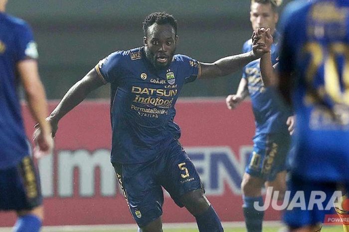 Aksi gelandang Persib Bandung, Michael Essien, saat menggiring bola dalam laga lanjutan Liga 1 melawan Bhayangkara FC di Stadion Patriot Chandrabhaga, Bekasi, Minggu (4/6/2017).