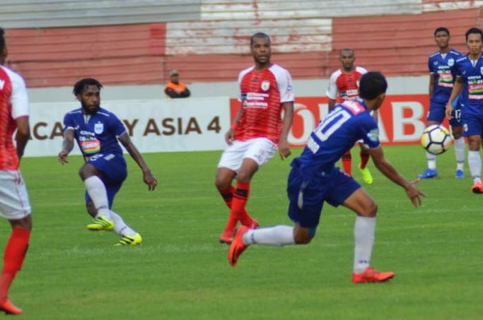 Aksi gelandang PSIS Semarang asal Papua, Nelson Alom (dua dari kiri) saat menjamu Persipura pada pekan ke-33 Liga 1 2018 di Stadion Moch Soebroto, Kota Magelang, Sabtu (1/12/2018).