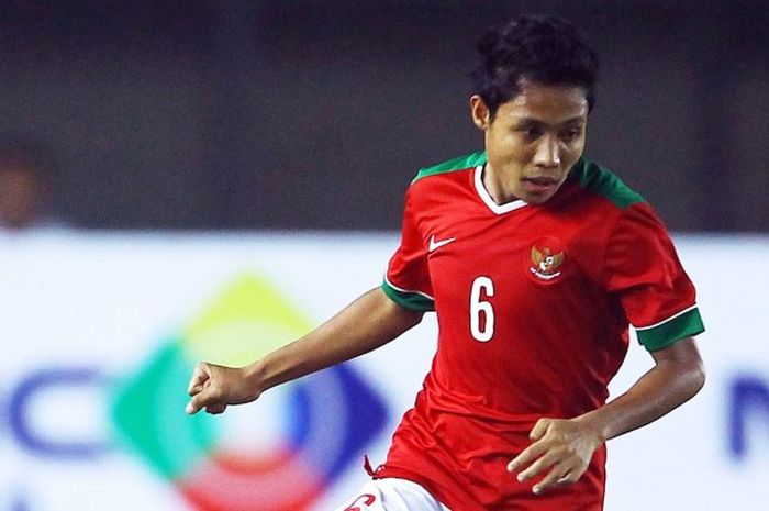 Gelandang timnas Indonesia U-23, Evan Dimas, sat melawan Malaysia U-23. Sudah 10 tahun timnas menggunakan produk Nike.