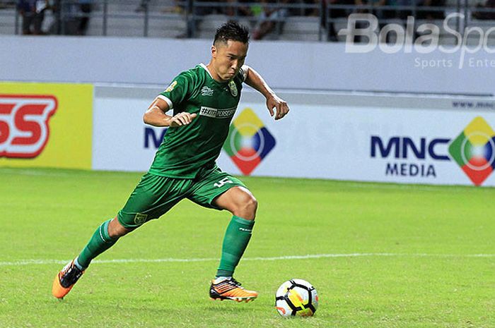 Aksi bek Persebaya Surabaya, Arthur Irawan, saat tampil melawan Madura United pada babak penyisihan Grup B Piala Gubernur Kaltim 2018 di Stadion Batakan Balikpapan, Kalimantan Timur Sabtu (24/02/2018) malam.