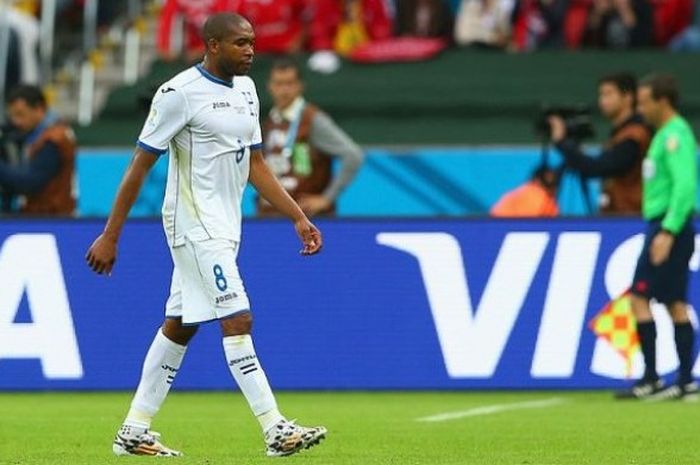 Gelandang Honduras, Wilson Palacios meninggalkan lapangan setelah menerima kartu merah saat timnya bersua Prancis pada laga fase penyisihan Grup E Piala Dunia 2014 di Estadio Beira-Rio, Porto Alegre, 15 Juni 2014. 