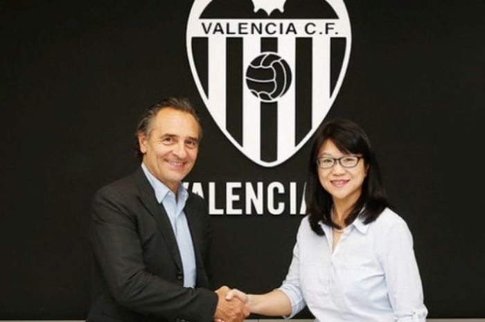 Cesara Prandelli berjabat tangan dengan Chairwoman LayHoon Chan saat penandatanganan kontrak sebagai pelatih baru Valencia, Sabtu (1/10/2016).
