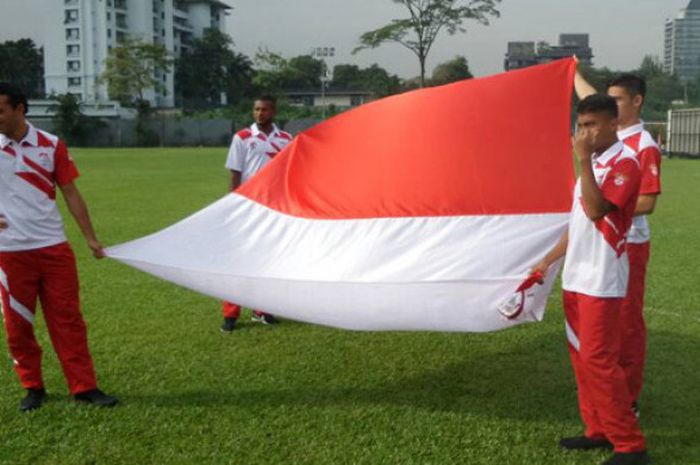 Ezra Walian dan pemain Timnas U-22 Indonesia melaksanakan upacara bendera di Lapangan Kelab Aman, Lorong Damai, Kuala Lumpur, Malaysia, Kamis (17/8/2017).