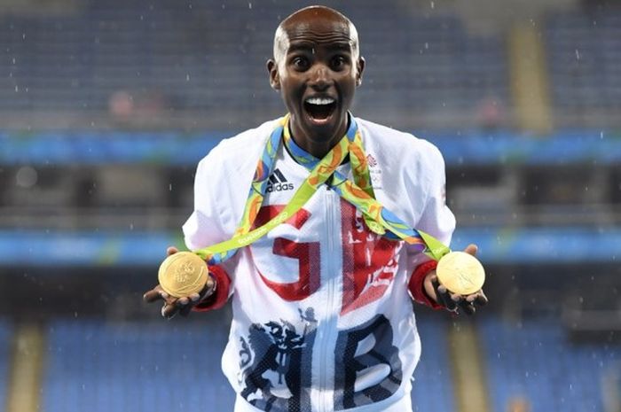 Pelari Britania Raya, Mo Farah, berfoto dengan dua medali emas Olimpiade Rio yang dimenanginya dari lomba lari nomor 5.000 meter dan 10.000 meter di dekat podium juara di Olympic Stadium, Rio de Janeiro, Brasil, Sabtu (20/8/2016).
