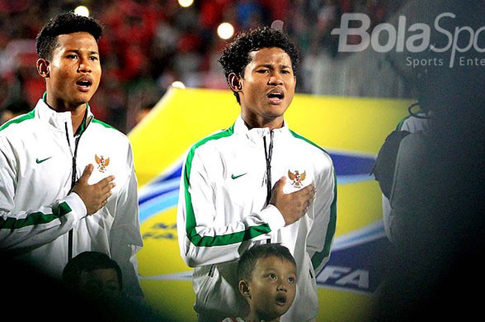         Pemain timnas U-16 Indonesia, Bagas Kahfa dan Bagus Kahfi, menjelang dimulainya laga melawan Myanmar pada laga kedua Grup A Piala AFF U-16 2018 di Stadion Gelora Delta Sidoarjo, Jawa Timur, Selasa (31/07/2018).        