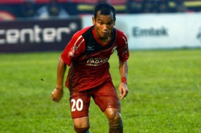 Riko Simanjuntak (Semen Padang), dalam sebuah pertandingan di Torabika Soccer Championship.