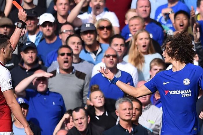 Bek Chelsea, David Luiz, menerima kartu merah dari wasit Michael Oliver pada laga Liga Inggris antara Chelsea dan Arsenal di Stamford Bridge, London, Minggu (17/9/2017).