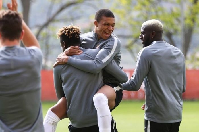 Striker AS Monaco, Kylian Mbappe Lottin (kedua dari kanan), menjalani sesi latihan di Stade Louis II, Monaco, Prancis, pada 18 April 2017.