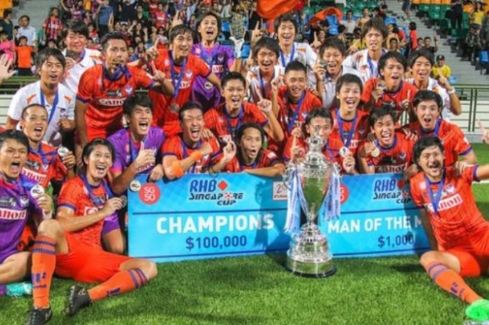 Para pemain Albirex Niigata merayakan kemenangan mereka pada Piala Singapura 2015. 