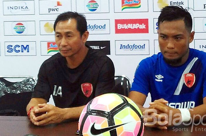 Manajer PSM, Imran Amirullah (kiri), berbicara kepada media usai laga melawan Sriwijaya FC pada pert