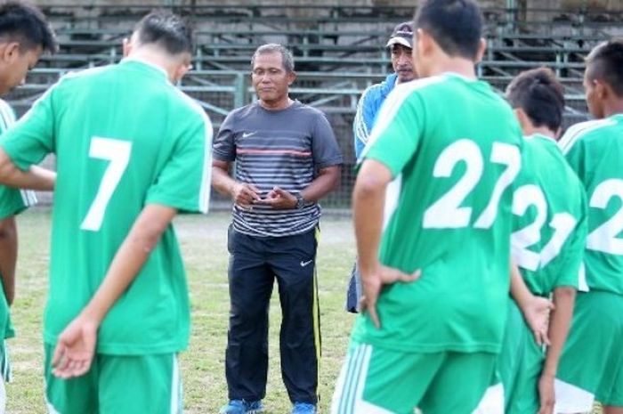 Pelatih Persebaya, Achmad Rosidin (tengah) memimpin anak asuhnya latihan rutin di Lapangan Karanggayam, Surabaya, Rabu (16/3/2016). 