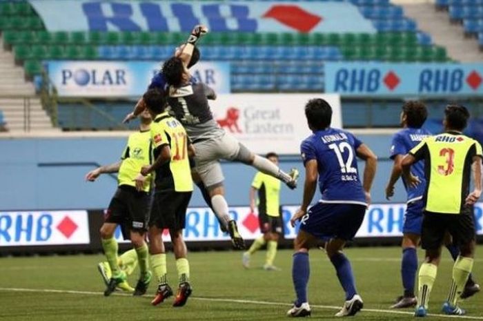 Kiper Tampines Rovers, Izwan Mahbud  melompat untuk mengamankan gawangnya dari gempuran pemain Global FC di Stadion Jalan Besar, Singapura, Sabtu (2/6/2016) malam. 